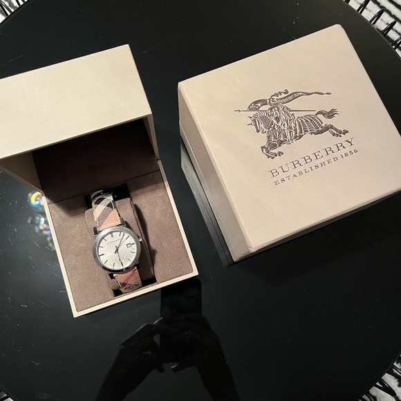 Burberry watch - Picture 3 of 4